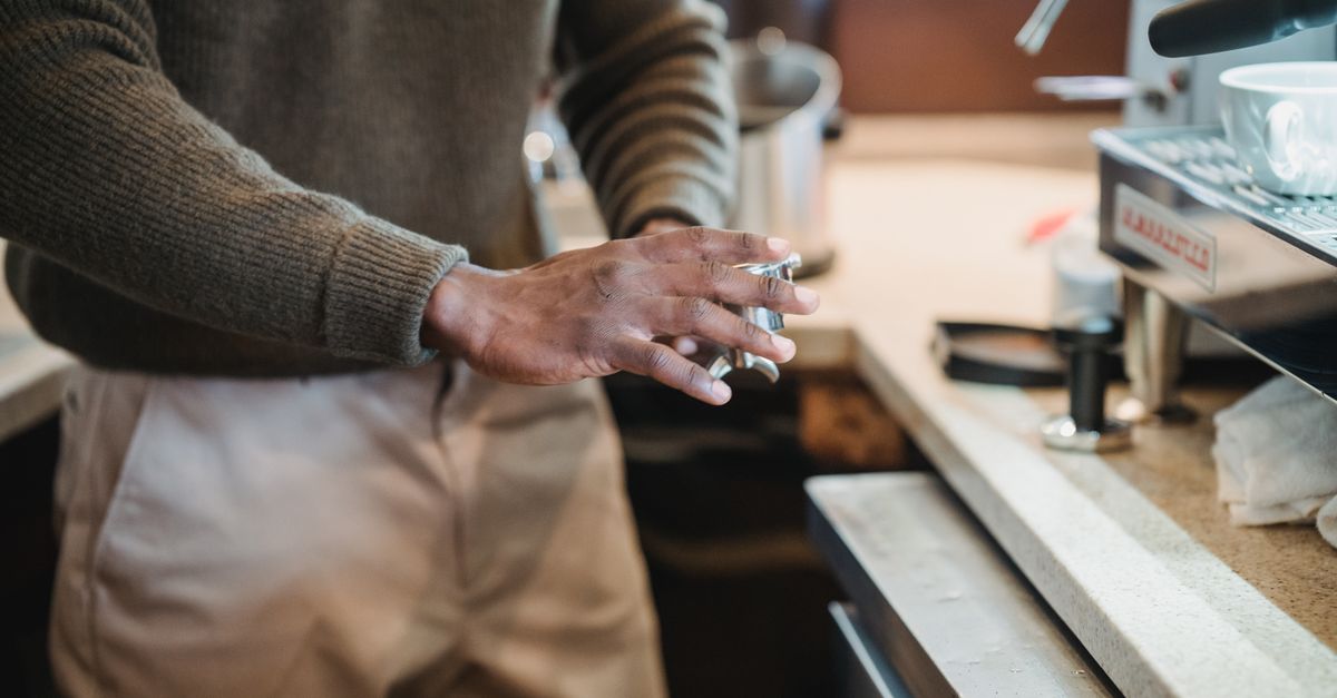 Hand Coffee Grinder Comparison 2026: 1Zpresso, Timemore, Comandante, Kingrinder and Budget Picks Compared